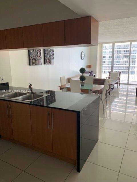 Apartment for rent of 1BED/1BATH in picturesque MIAMI right at the foot of the OCEAN. Located in Edgewater and the Arts & entertainment. Front to Margaret Pace Park. Unit FURNISHED. WASHER AND DRYER IN UNIT. Internet, cable, water, hot water included.