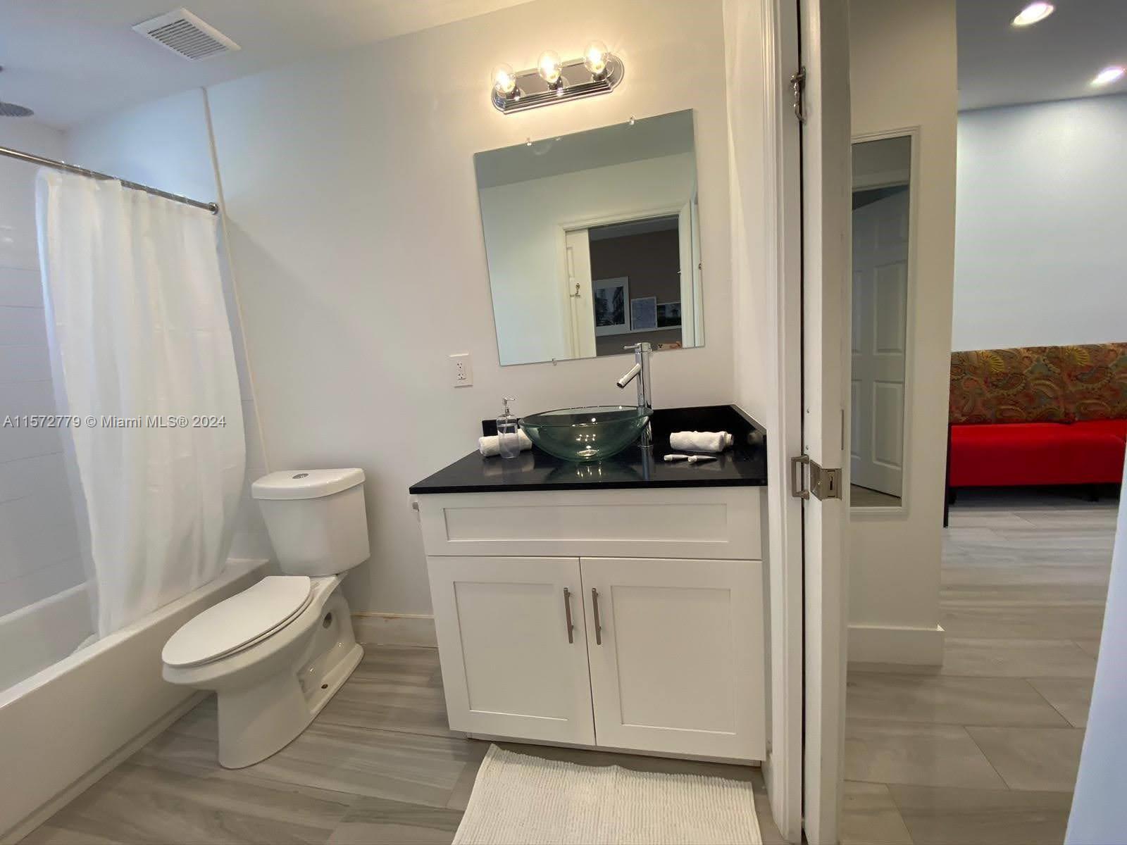 427 NW 34th St 1, Miami, Florida 33127, 2 Bedrooms Bedrooms, ,1 BathroomBathrooms,Residentiallease,For Rent,427 NW 34th St 1,A11572779