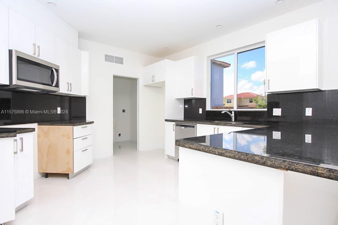 15631 SW 11th Ter, Miami, Florida 33194, 5 Bedrooms Bedrooms, ,4 BathroomsBathrooms,Residentiallease,For Rent,15631 SW 11th Ter,A11575896