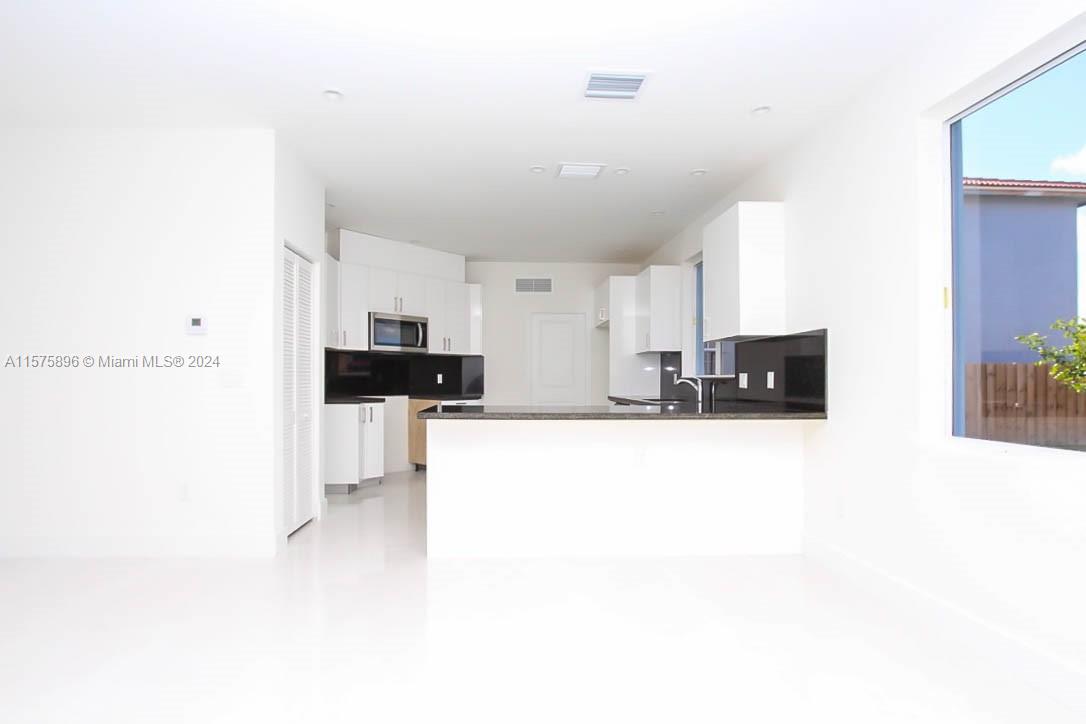 15631 SW 11th Ter, Miami, Florida 33194, 5 Bedrooms Bedrooms, ,4 BathroomsBathrooms,Residentiallease,For Rent,15631 SW 11th Ter,A11575896