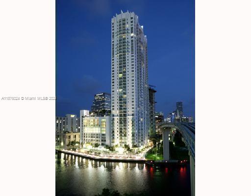 Amazing 1/1 loft style in Brickell. Great amenities. Pool, Gym, spa, 24 hr. concierge.