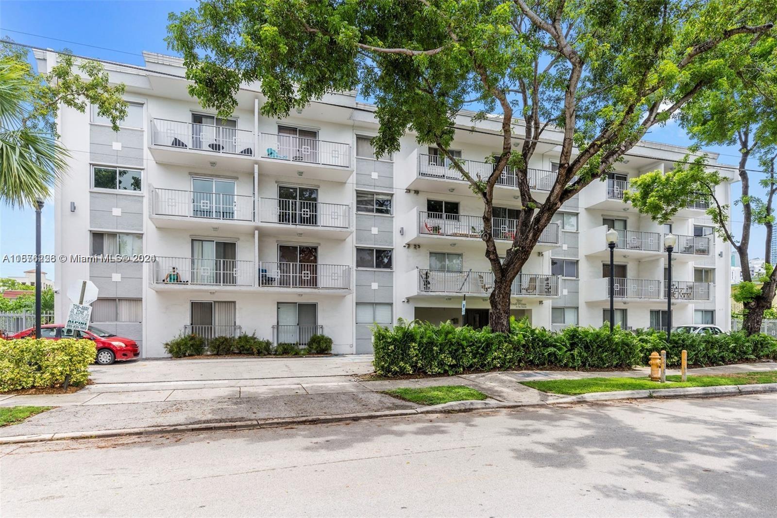 Spacious 1BD/1BA unit. Hardwood floors, walk-in closet, updated granite counters.  Pets allowed. Fantastic location right across the street from Triangle Park, and walking distance to metro mover and Brickell City Center. Cozy building, great neighbors, quiet park green view, secured entry and parking.