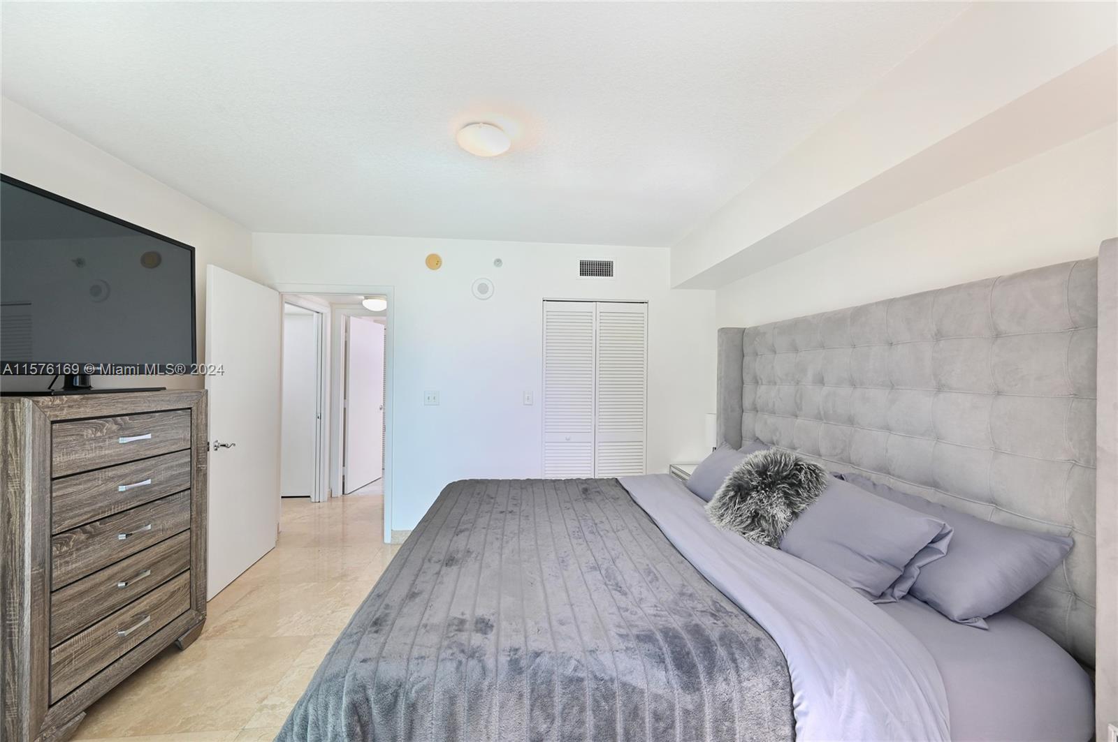 31 SE 5th St 1506, Miami, Florida 33131, 1 Bedroom Bedrooms, ,1 BathroomBathrooms,Residentiallease,For Rent,31 SE 5th St 1506,A11576169