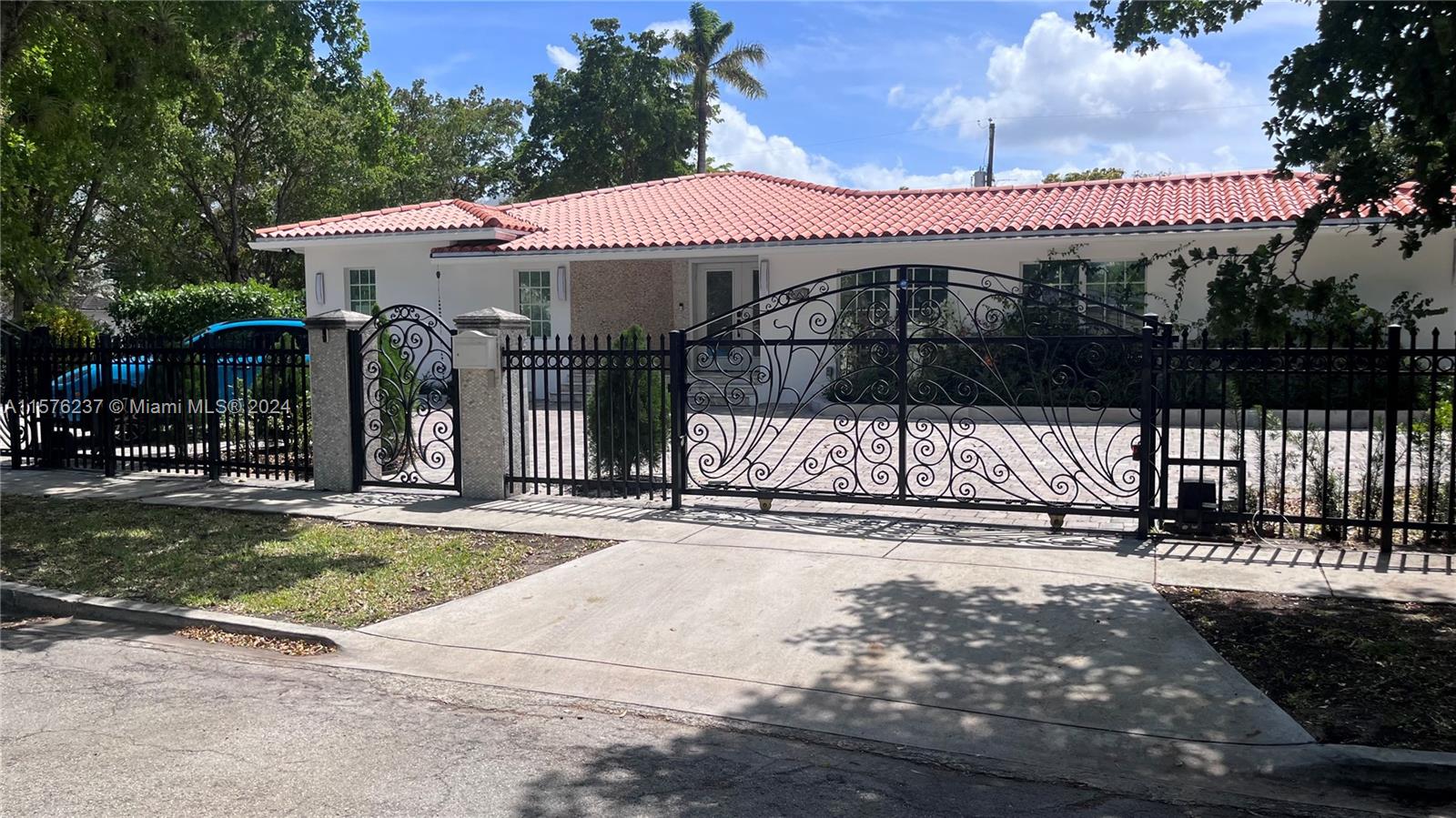400 SW 24th Rd  For Sale A11576237, FL
