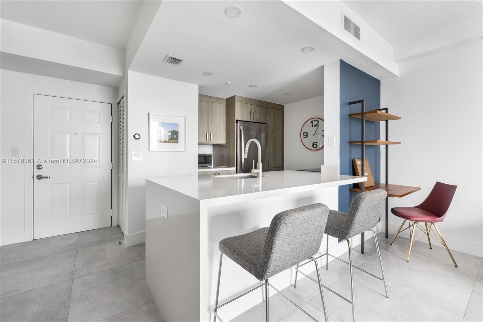 Impeccably renovated by a builder for his daughter, this 1 bed/1 bath unit has an open-concept kitchen, stainless
steel appliances, modern flooring, and finishes. The unit comes furnished and ready for occupancy on June 1st.
Enjoy 24/7 security, on-site management, pool, and a well-appointed gym. Sip your morning coffee with
spectacular city views and Biscayne Bay on the horizon. Seize the opportunity to live a few blocks from the Arsht
Center, Miami Heat Arena, Frost Science and Perez Art Museums, restaurants, shops, and more. Convenient access
to I/95, I112 (to Miami Airport), Miami Beach. Miami is at your doorstep!