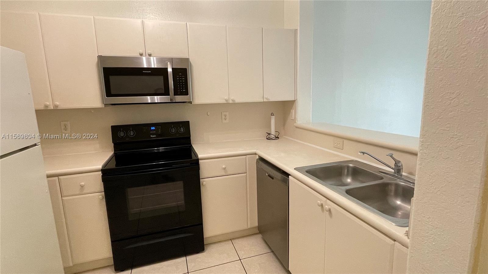 1666 SE 27th Ct 100, Homestead, Florida 33035, 3 Bedrooms Bedrooms, ,2 BathroomsBathrooms,Residentiallease,For Rent,1666 SE 27th Ct 100,A11569804
