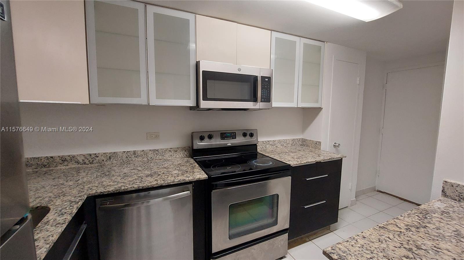 Studio for rent in the heart of Brickell, great location and nice city views! Amenities include 2 pools, gym & spa. Walking distance to restaurants, bars, grocery stores, Brickell City Center and more. Water and electricity included, unfurnished.