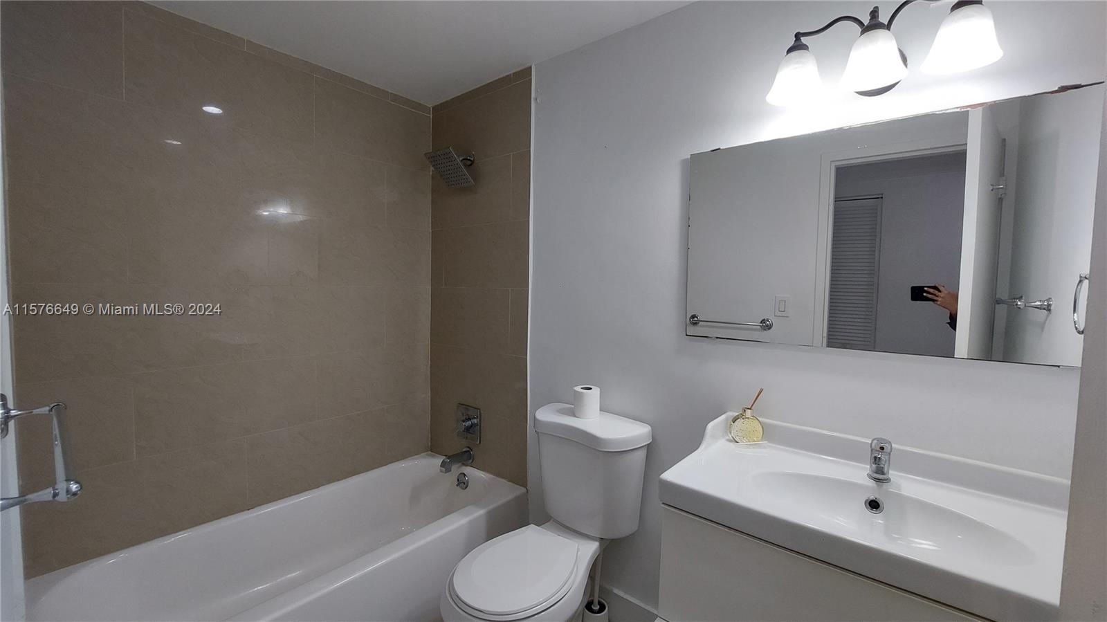 999 Brickell Bay Dr 706, Miami, Florida 33131, ,1 BathroomBathrooms,Residentiallease,For Rent,999 Brickell Bay Dr 706,A11576649