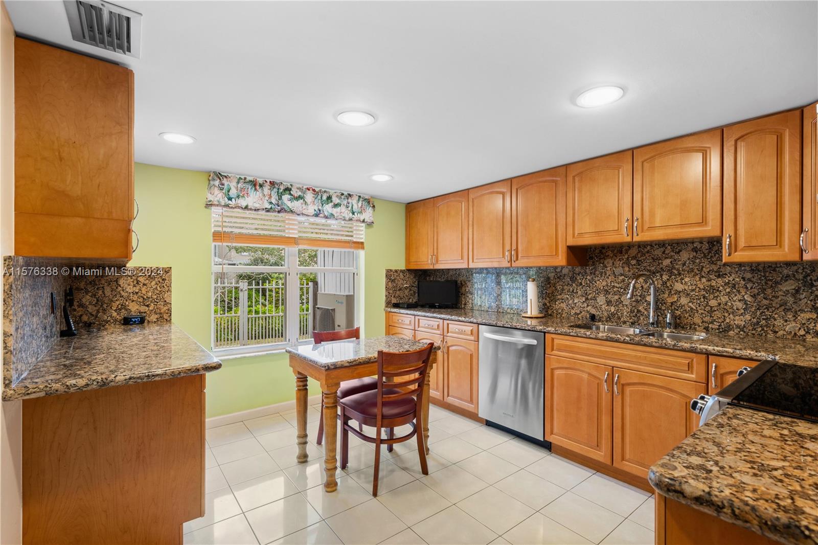 7090 SW 55th Ter W 7090, Miami, Florida 33155, 3 Bedrooms Bedrooms, ,2 BathroomsBathrooms,Residential,For Sale,7090 SW 55th Ter W 7090,A11576338