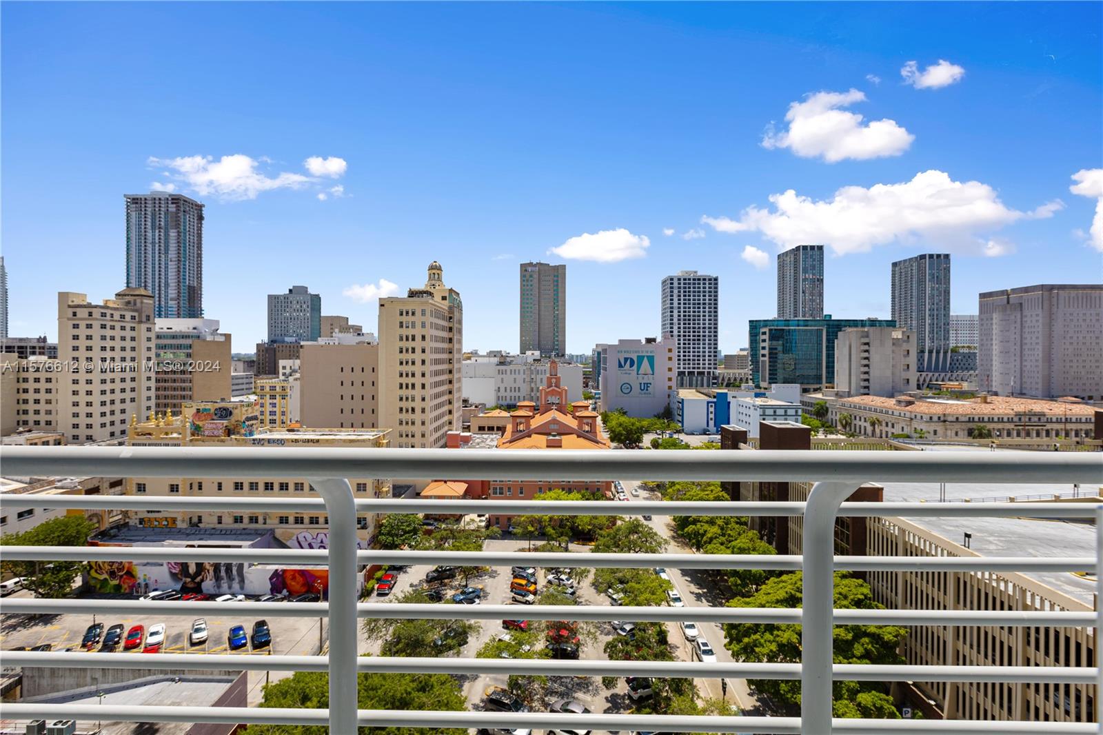 Beautiful loft-style 1 bedroom condo with white italian kitchen cabinets and stainless steel appliances and modern
bath. Building amenities includes: 24 hrs. concierge and security, rooftop pool, gym and jacuzzi, lap pool, lounge
room, and sauna. Centrall y located within minutes to Performance Center, Arena, Brickell, SoBe, Design District,
Medical District and Airport.