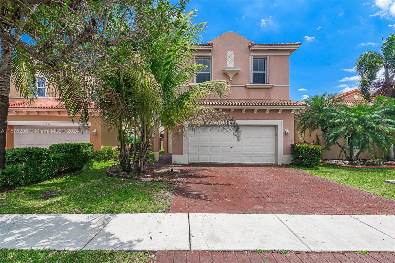 Attention, single-family home, remodeled, 3 bedrooms and 2 bathrooms, double car garage, principal bedroom on the first floor, located in the prestigious Waterstone gated community. Very low HOA. ATTENTION AGENTS READ THE REMARKS.