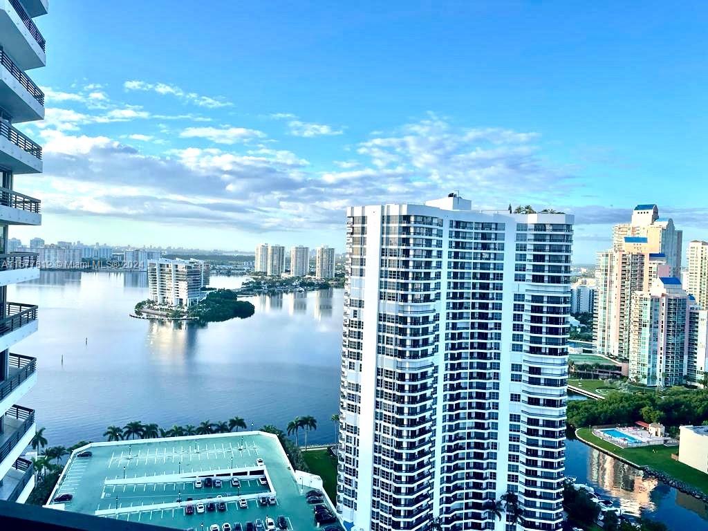 Incredible water view in this high floor, 3 bedrooms and 2 bathrooms eat in kitchen, washer and dryer in the unit, walk in closet. marble floors, furnished. Amenities swimming pool, bath tube, clay tennis courts, pickle ball courts, gym.
