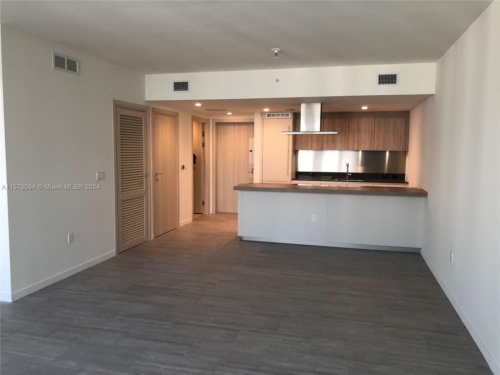 1 BED, 1 FULL BATH AND 1 HALF BATH FOR VISITORS. STUNNING UNIT AT THE BEST BUILDING IN BRICKELL. TENANT OCCUPIED UNTIL JUNE 2nd, 2024. -ONLY TEXT JESSICA FOR SHOWINGS. 3 MONTH MOVING FEE: FIRST, LAST, SECURITY DEPOSIT . PROVIDE OFFER WITH 3 LAST BANK STATEMENTS, 3 LAST PAYSTUBS, CREDIT REPORT, ID. WATER, TRASH, 1 VALET PARKING BASIC CABLE AND WIFI INCLUDED. 1 year lease ONLY NO SHORT TERM RENT.