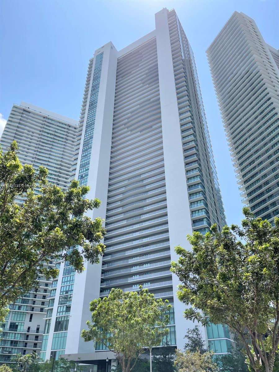 Luxurious 1bed/1.5bath corner residence at Paraiso Bay Condo with stunning views of Biscayne Bay and the city. Beautiful 32”x32” tiles throughout, floor-to-ceiling impact windows, Bosch appliances, Italkraft cabinetry, shades, walk-in closet, washer & dryer, and 1 assigned parking. 5-Star amenities include 100ft diameter pool, fitness center, business center, conference room, playroom, wine room, cigar lounge, party lounge w/ kitchen, children’s pool, jacuzzi, yoga area, children outdoor playground, 2 tennis courts, spa (steam, dry sauna & indoor jacuzzi), theater, ping-pong, billiard, bowling, arcade, golf simulator, bbq areas, private elevators, front desk, and valet. Located in Edgewater walking distance to Midtown, Wynwood and Design District, close to Downtown and Brickell.