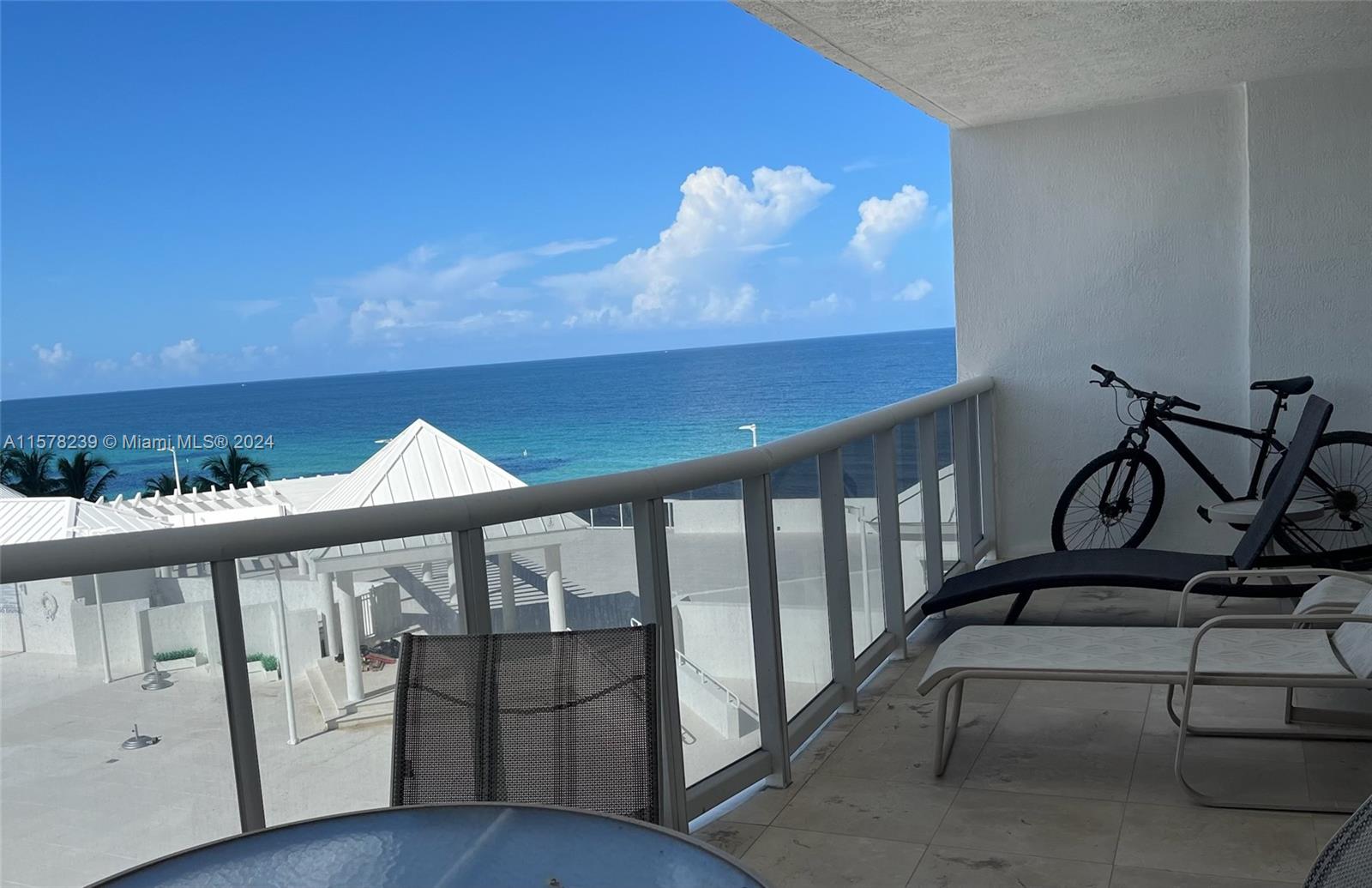 Beautiful 2 bedrooms / 2 bathrooms unit in the heart of Sunny Isles.Fully furnished, huge balcony with ocean view. Enjoy direct access to the ocean from the building, pool, sauna and 24 hours security. Close to the shopping center and restaurants. 
** Available for 6 months or 1 year lease**