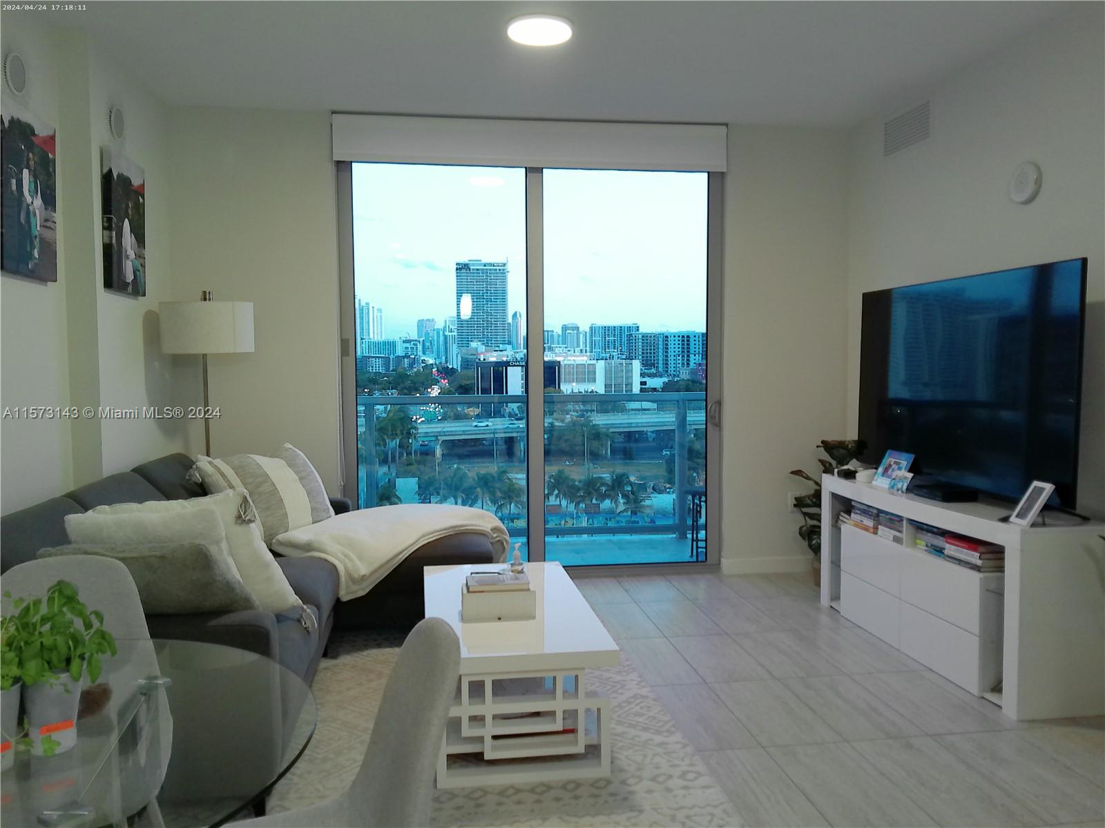 Amazing 1-bedroom turnkey condo in the most unique buildings of Miami design district. The amenities include a resort-style pool area with scenic views of the bay, gym, bbq area, party or business lounge and electric car chargers. Walking distance from building to where you can enjoy all the restaurants and shopping area.