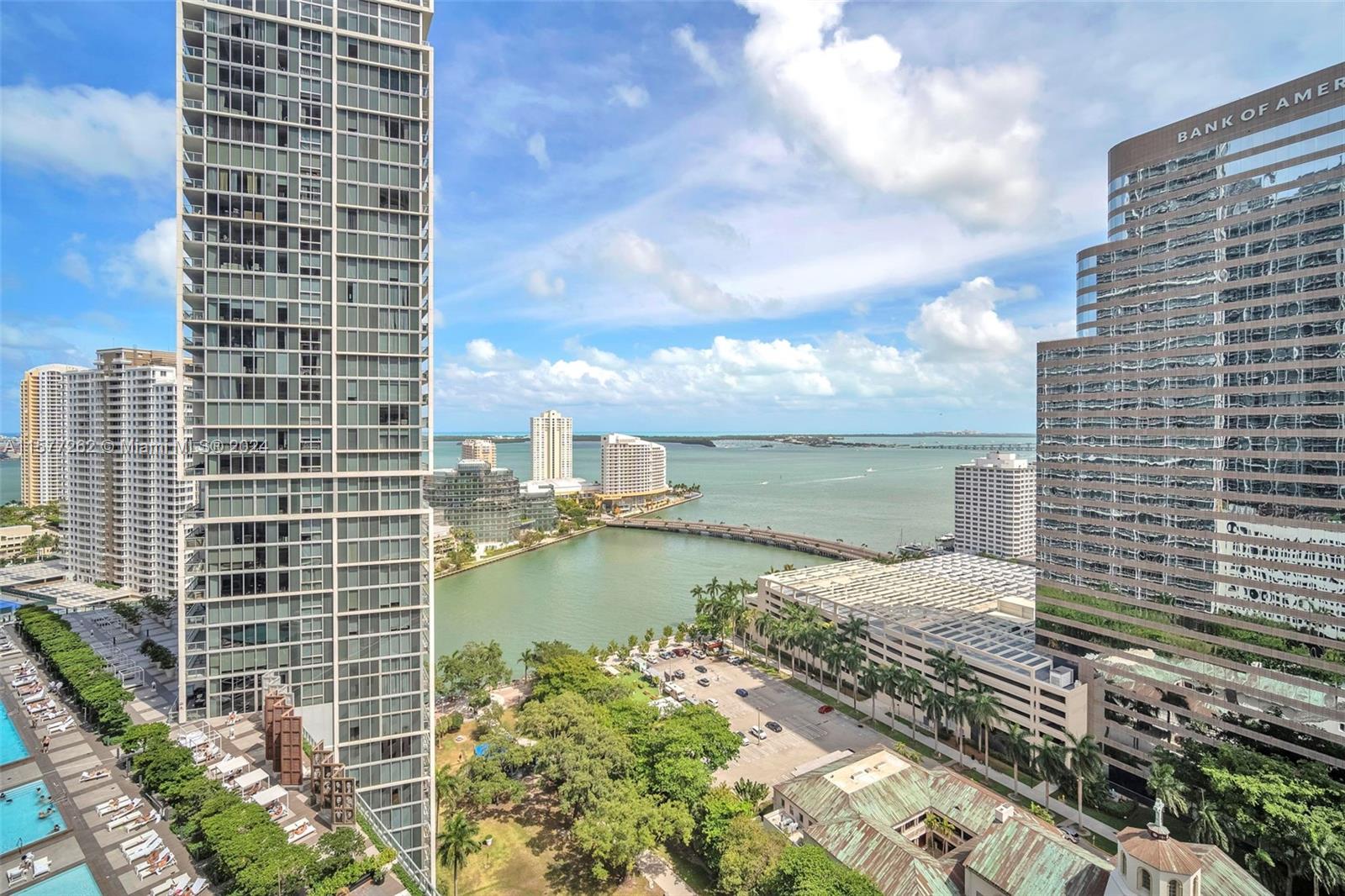 Luxury condo with 1,459 sqft. located on the 25th floor of the famous  ICON TOWER III  in the heart of the financial district with a spectacular view, close to great restaurants and Brickell City Center mall.  Excellent opportunity for investors as an income in the short term.


Live luxury in the Brickell Style!!!!