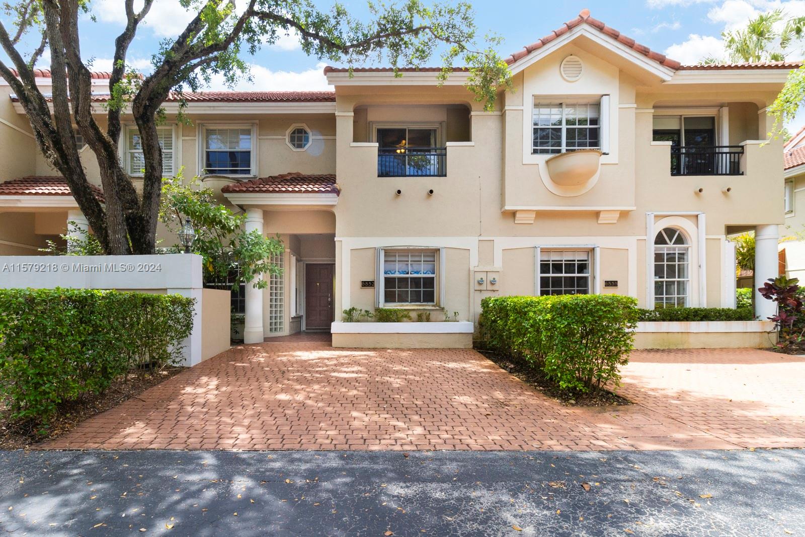 Rarely available unit with the desirable south facing patio/quiet side in Pinecrest's "Sutton Place," a community of only 28 townhomes in Pinecrest school district and an easy walk to the metrorail.  3 upstairs bedrooms, high ceilings, skylight, large updated eat-in kitchen, open living space, porcelain and carpet floors, lovely open and large private patio.  Fully gated and secure community with a pool, tennis court, and guest parking.