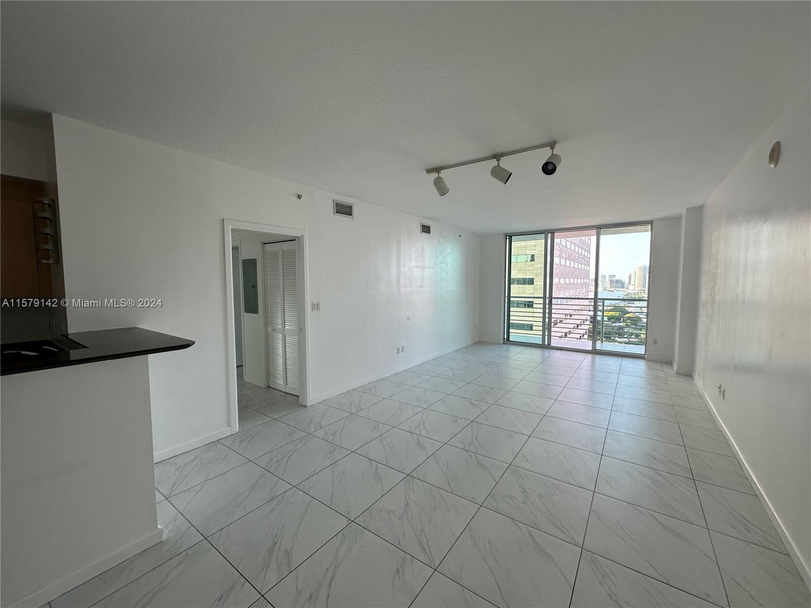 Stunning 2 bedroom 2 bathroom condo with breathtaking views of the Biscayne Bay and Bayfront Park. Corner unit with tile flooring,  resort style amenities, 24 hour valet, concierge, 2 pools, 2 state of the art fitness centers, on-site dry cleaning, Bayfront Café, and more. Minutes away from Brickell Ave, Miami Arena, Miami International Airport & SOBE