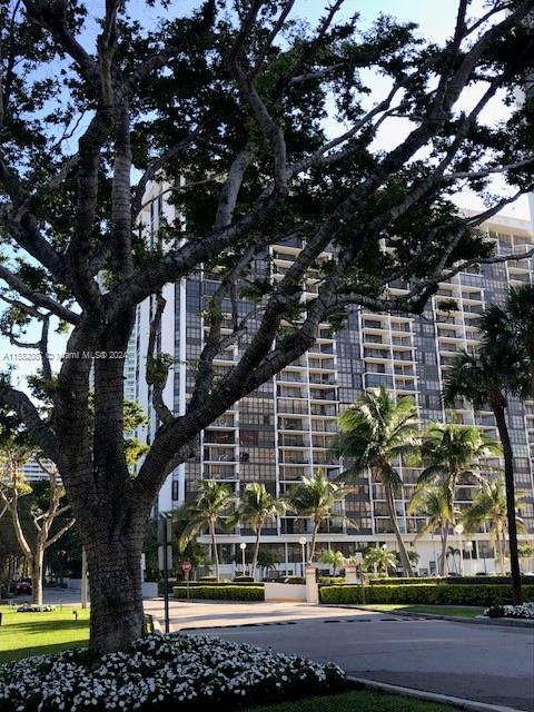 Great sought after location in Brickell Place.  Bright Unit features 2BD/2BA with over 1330 SF of living space with enclosed balcony & 2 parking spaces.  Remodeled kitchen with stainless steel appliances.  Amenities include 2 pools, kiddie pool, jacuzzi, racquetball and 6 tennis courts marina and large bbq area overlooking the water, convenience store, beauty salon, 24 hr security, guest parking and much more.  Tenant occupied unit until May 31st.  Call LA to show.