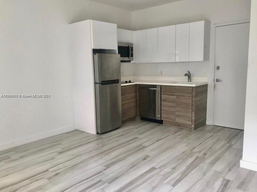 Great investment opportunity in Miami Beach! The flat is well divided and features wood ceramic floor all over, Italian style kitchen with stainless steel appliances, glass shower, washer and dryer. Tv cable and Wi-Fi included in the Monthly Maintenance. Elena condo is one of the best options to enjoy south beach with all the comforts and needs of a home, do not miss the opportunity to own it! Location is great, steps from Lincoln Rd mall and just a few blocks from the beaches. Unit is tenant occupied until 2/28/25 @ $1900/mo. Special Assessment has already been paid in full.
Financing acceptable with min 50% down payment.
SHOWINGS ALLOWED ON WEDNESDAYS AFTER 12PM AND ON SATURDAYS AFTER 2PM, 24h notice required.