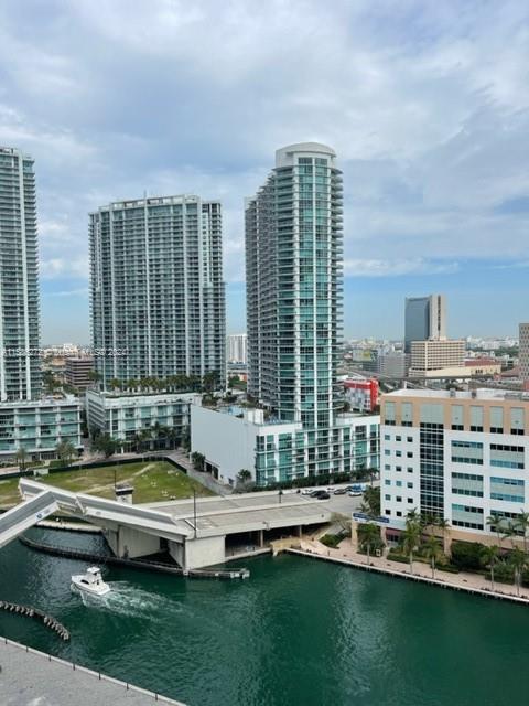 Beautiful unit in Brickell on the River, gorgeous views from the river and the city of Miami, 1bed/1bath, very spacious and bright.