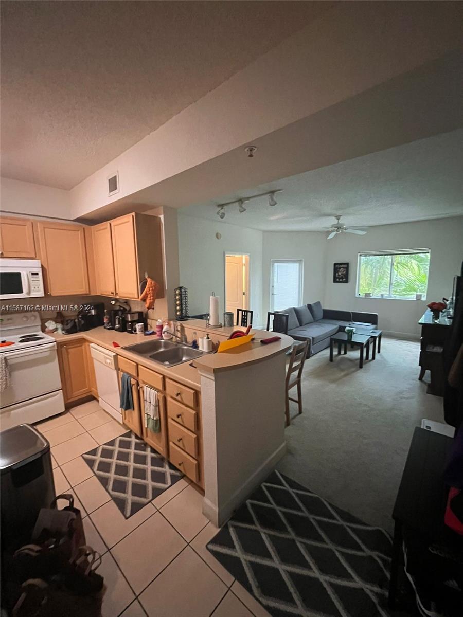 Nice 2/2 with walking distance to Metro Rail, Mall, South Miami Hospitals, and more. Great investment property near University of Miami.