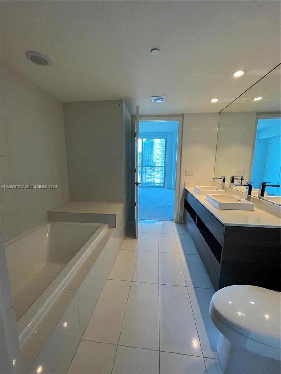 Amazing unit 1 Bed / 1 bath PLUS spacious DEN with CLOSET This unit is like 2 bedroom for price of one bed. View is amazing. Building has luxury amenities, 2 pools, a great gym, lounges, and the location is incredible . Don't miss live here and have the live that you deserve