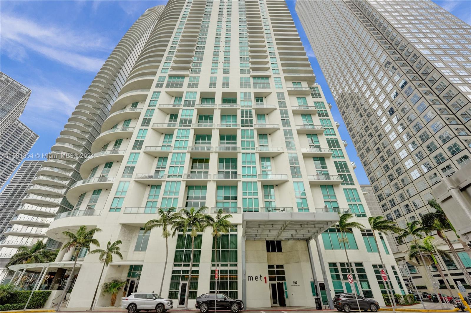 Located in the most desirable corner of Biscayne Bay, this 1-bedroom unit offers relaxing city views. Interior features include porcelain flooring, stainless steel appliances, marble countertops, and Italian cabinets. Enjoy the convenience of one assigned parking space. Met 1 amenities include valet parking, 24-hour front desk service, pool, gym, sauna, billiard room, business center, and party room. Strategically positioned for easy commuting: take the Metro-mover to Metrorail and Brightline train stations, or access I-95 by car. Explore nearby entertainment sites such as Bayfront Park, Bayside Shopping, Silverspot Cinema, and the American Airlines Arena. Perfect for your property investment or dream home !!