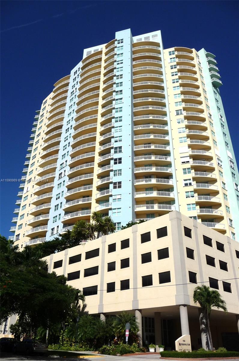 Magnificent view of downtown Brickell from this spacious 1/1 of 850 Sq. Ft. Conveniently located just off I95 and a few blocks from all the trendy restaurants and cafes of Brickell area. The building features beautiful pool, barbeque area, gym, jacuzzi, sauna, tennis court, bike storage, concierge desk, free valet, and convenience store on the 6th floor. The unit comes with one storage space.