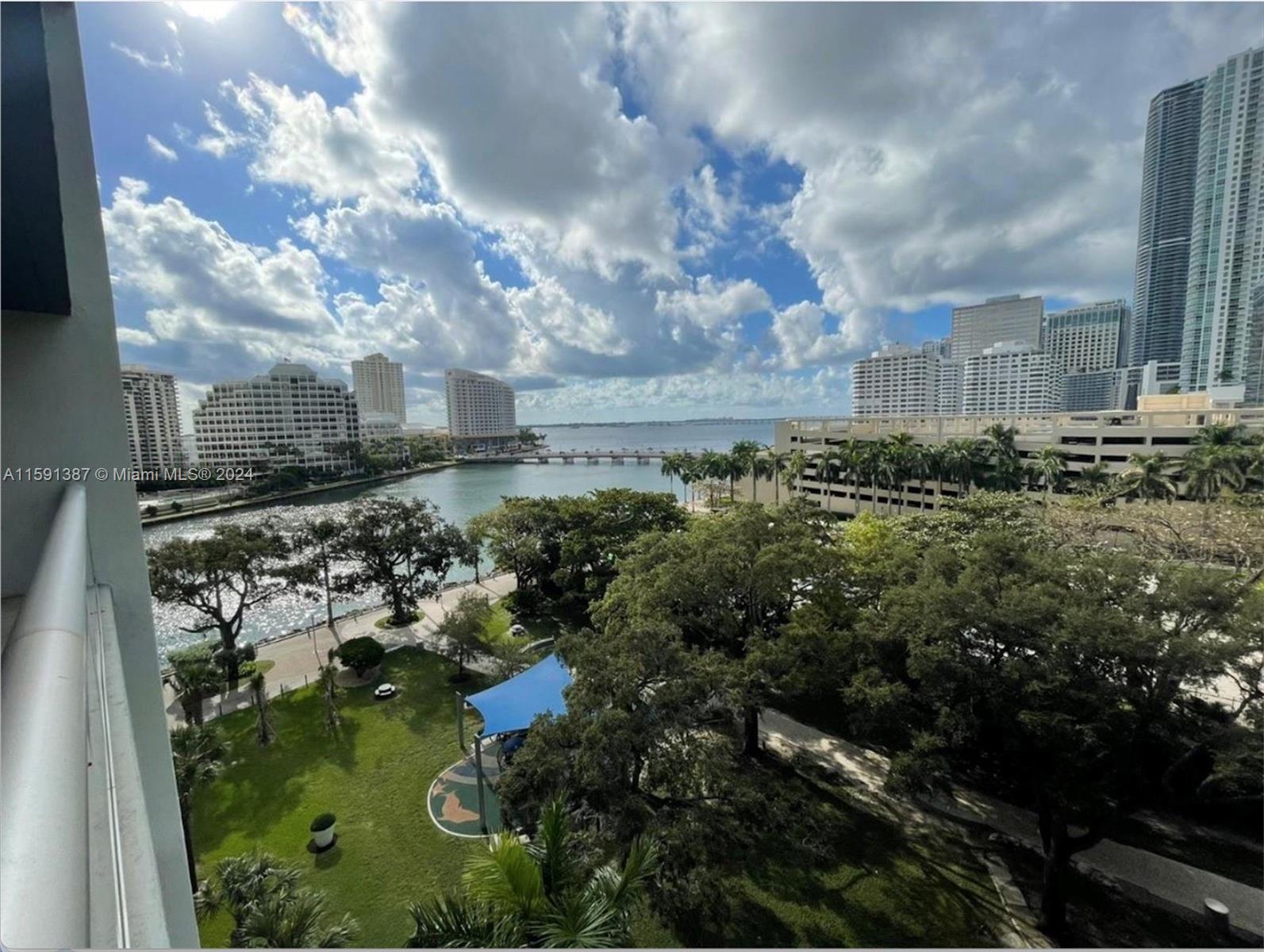 Spectacular water view from this huge 1 bed - 984 Sq.ft unit at Icon II one of the best in Brickell avenue. Enjoy tons of amenities and one of the best SPA's and Pools, world class restaurants! location, location, location applies for this property.

Tenant in place until june 30th 24 hours notice required to show the property text listing agent for faster response.