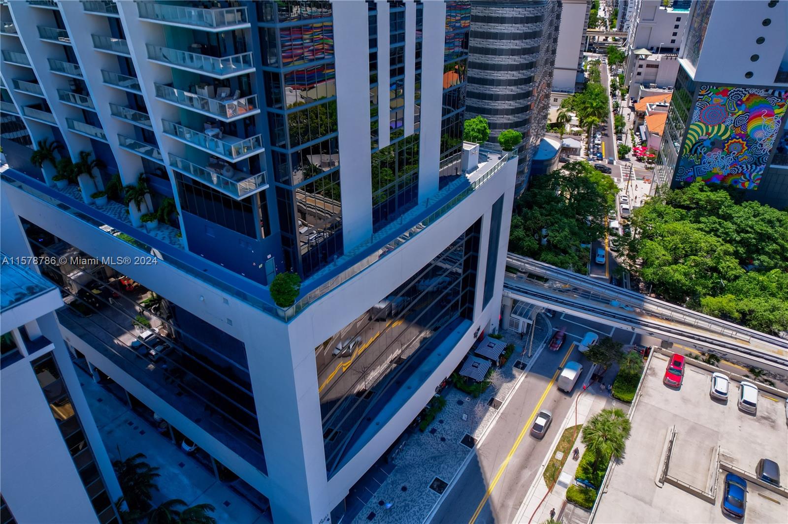 Spectacular unit at the iconic 1010 Brickell Condo. Unit features: 3 beds, 3 baths + den, amazing views, tile floor, glass-enclosed shower, custom made closets, window treatments, 9-foot ceiling heights, top of the line appliances, a private elevator, and 1 parking space! Live & play in this luxury building with an outdoor movie theatre, restaurant & swimming pool at 50th floor roof top; Co-ed Hammam spa w cold & hot Jacuzzi, massage & treatments rooms, sauna & steam room at 12th floor; basketball & racquetball courts, running track, indoor heated swimming pool, fitness center, party room w kitchen, open terrace & barbecue, kids room w bowling, virtual golf simulator, ping-pong, among others. Excellent location next to public transportation, Brickell City Centre, & more.