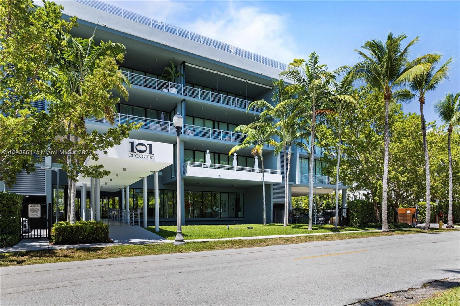 Exclusive 5-story boutique building in the heart of Key Biscayne, Miami, with only 11 custom-designed apartments, offering a unique living experience, with top quality finishes that stand out for their sophistication and attention to detail, 11 foot ceilings that provide a feeling of spaciousness and luminosity. The modern kitchen, equipped with cabinets and finishes from Ornare USA. It features three spacious bedrooms, each with its own private bathroom, plus a convenient guest bathroom and a fabulous terrace, perfect for dining outdoors or receiving visitors in a cozy and elegant atmosphere. The wooden floors provide warmth and a touch of sophistication to each space. 2 parking spaces, storage. enjoying the amenities on the 5th floor.