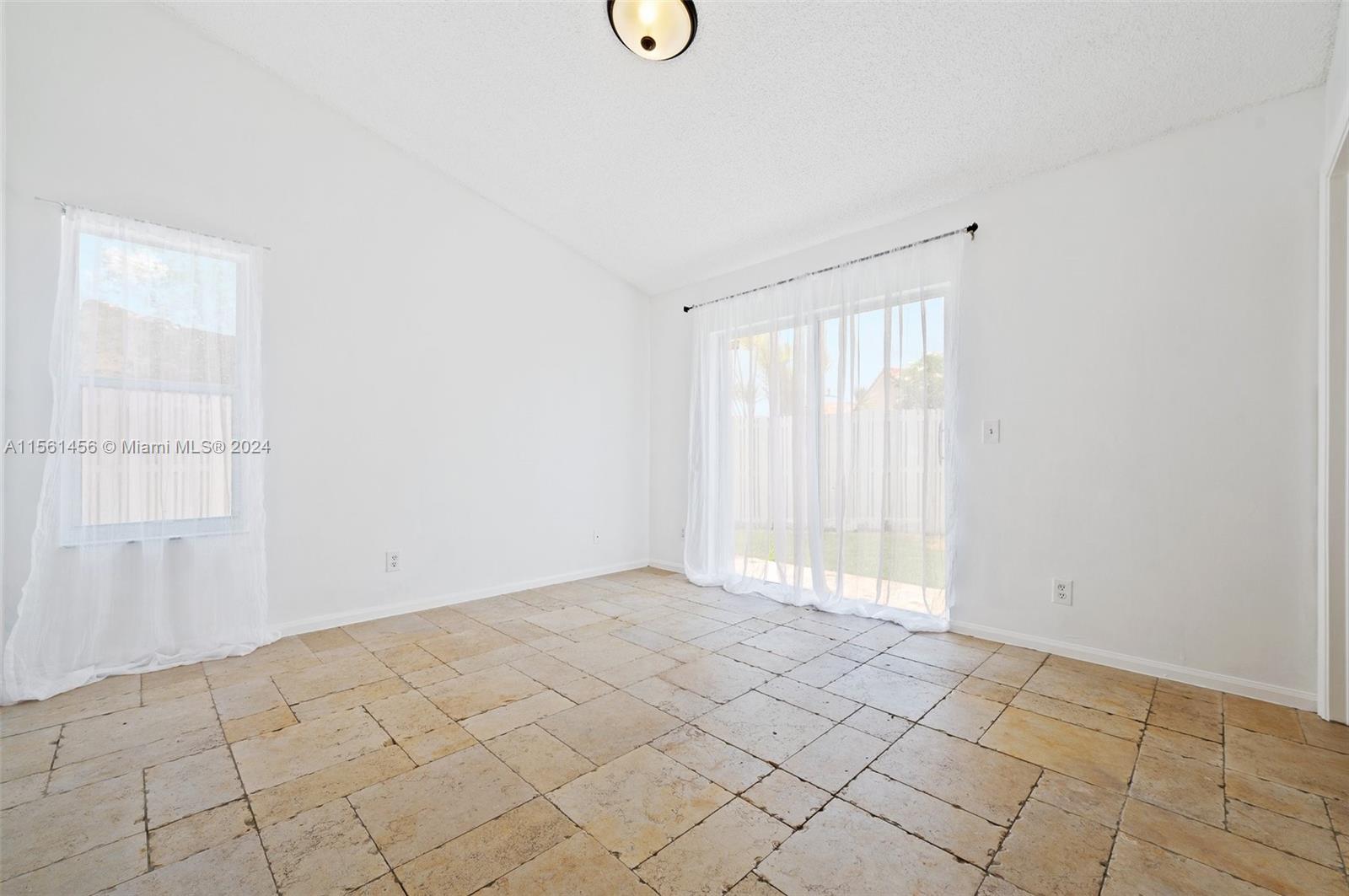 Listing Photo 12