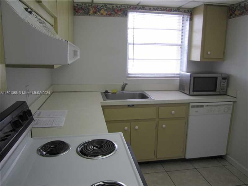 Fantastic community close to Dadeland and the Metrorail. Corner unit near elevator and laundry room, Great tenant currently paying $1650, but willing to pay $1850, upon renewal date on September 1, 2024,  should you wish to renew their lease. great investment property with no special assessmens, Gated community with 24 hour guard at gate,