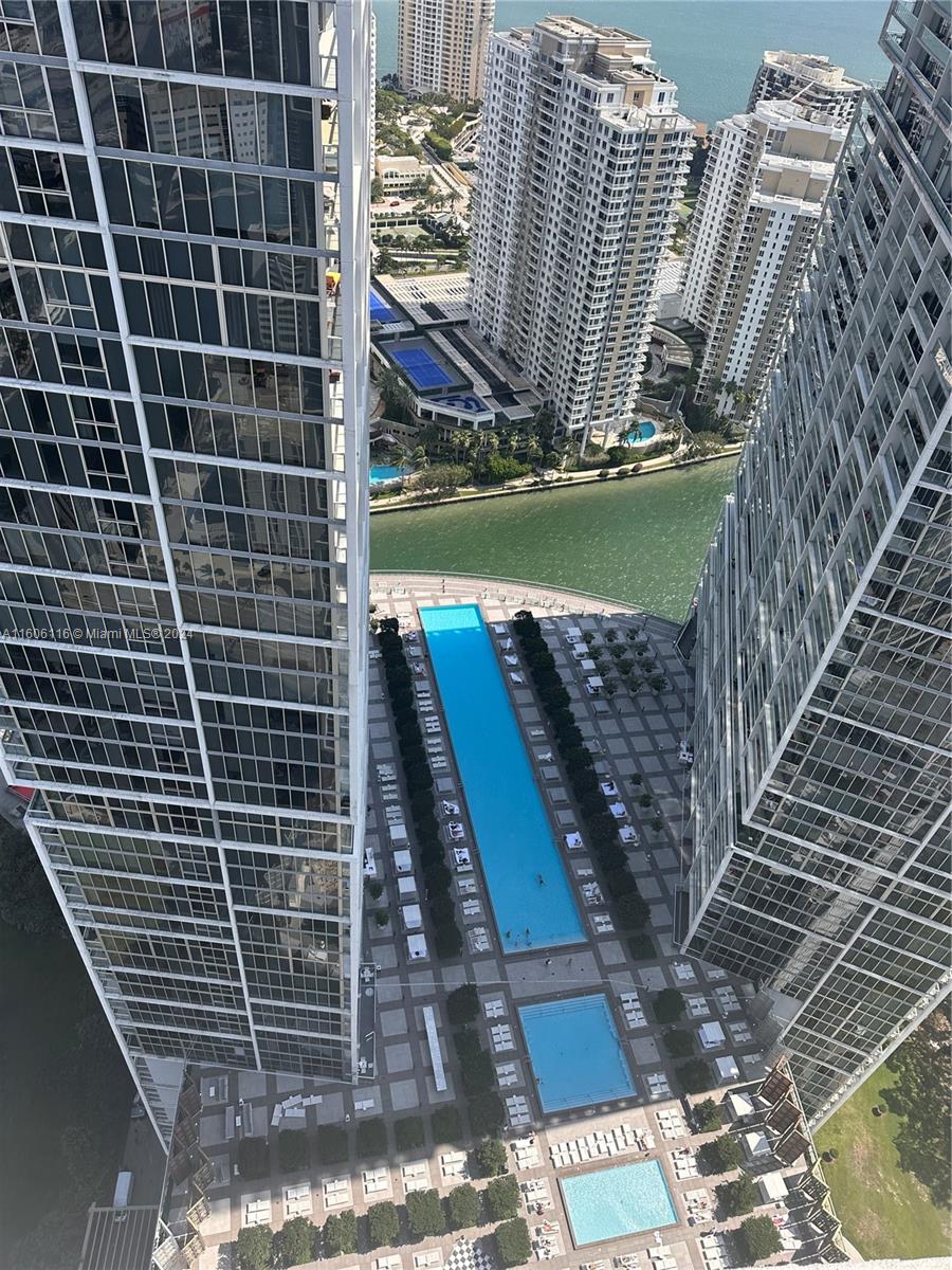Great waterfront view in the best LOCATION in Brickell. Walking distance to the restaurants and Brickell city centre. Sophisticated and elegance fully furnished unit. Enjoy the
lifestyle in Miami with the most luxurious amenities in Brickell. The unit will be available on August 1st, 2024. The price is for long term lease. The condo is available for short term.
Call me for prices.