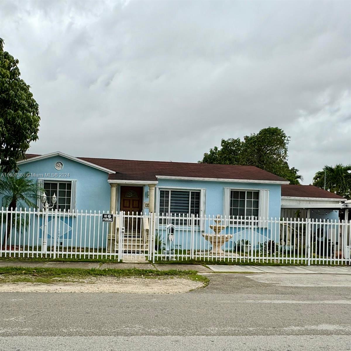 Beautiful & spacious single family home. This property features 2 Bedroom & 2 bathrooms + Den ideal for an office or third bedroom, Open kitchen, Formal dining and Living room. Additionally, there's a 1 bedroom/1 bath in laws quarters. All windows and doors have accordion shutters. 
Excellent location! Conveniently located, just minutes away from Miracle Mile, Coral Gables, Coconut Grove, and Brickell, US1 & I-95. Don't miss out!! Schedule a showing today!