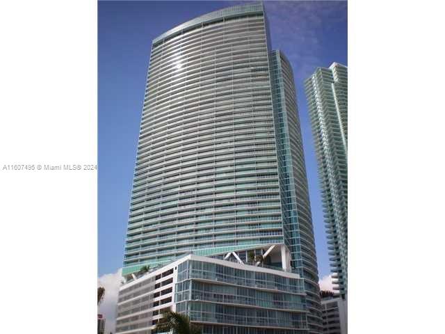 MarinaBlue-Amazing bay/ocean views from this 30th floor unit featuring 2bedroom/2.5 bathroom, granite countertops, stainless steel appliance, significate storage and tile throughout.  Building features heated pools, fitness center, 24 hour security, fitness center, business center and beach volleyball.  Minutes to SOBE, Wynwood, Brickell and the Design District.