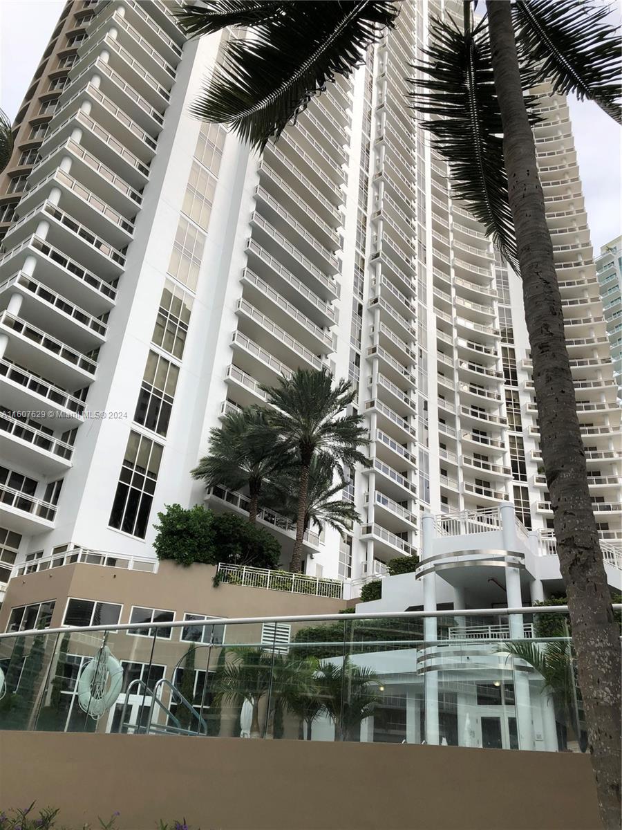 Beautiful 1 bedroom and 1,5 baths unit at Carbonell in Brickell Key. Unit has top-of-the-line appliances, marble floors in the living area and carpet in the bedroom. Low floor but has a nice view to the southeast and southwest. Unit has 1 assigned parking space. Extensive amenities include a modern gym, racquetball courts, tennis courts, swimming pool, indoor playground, and 24-hour valet, concierge and security. Centrally located. Minutes away from Brickell Financial District, Mary Brickell Village, Brickell City Centre, Metrorail, Metro Mover and all major highways. Perfect for those who enjoy peaceful living steps away from Miami's urban core. Vacant unit, priced to sell it!!!