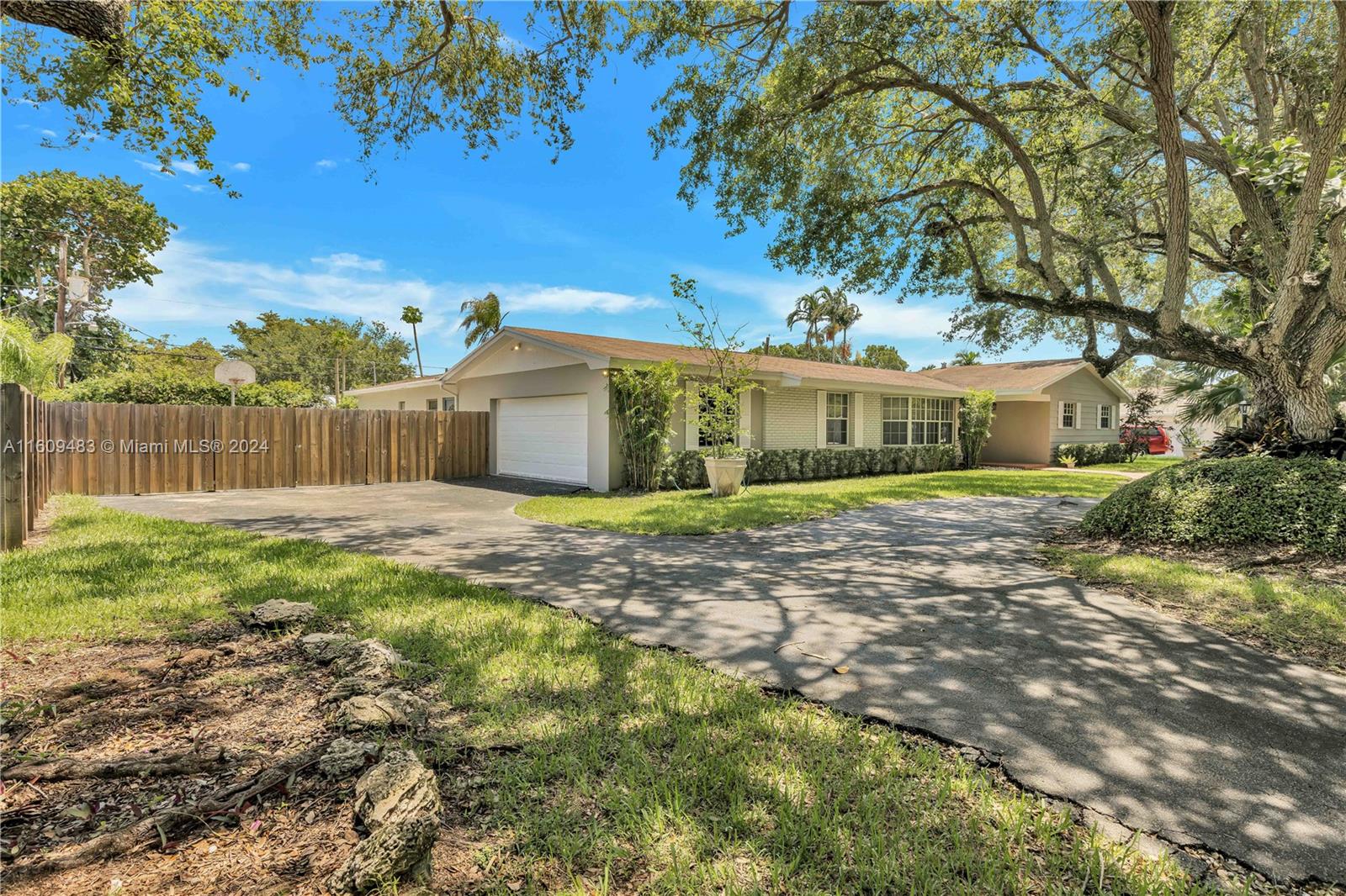 Located on a quiet street in one of the most desirable areas in Palmetto Bay. This home features a spacious 4/2 with an additional 1 bedroom 1 bath "In-law Suite" complete with its own private entrance. Also features granite kitchen countertops, wood cabinets, an enormous primary suite, laundry room, wet bar, a 2-car garage, as well as a
private gated storage area great for boats.