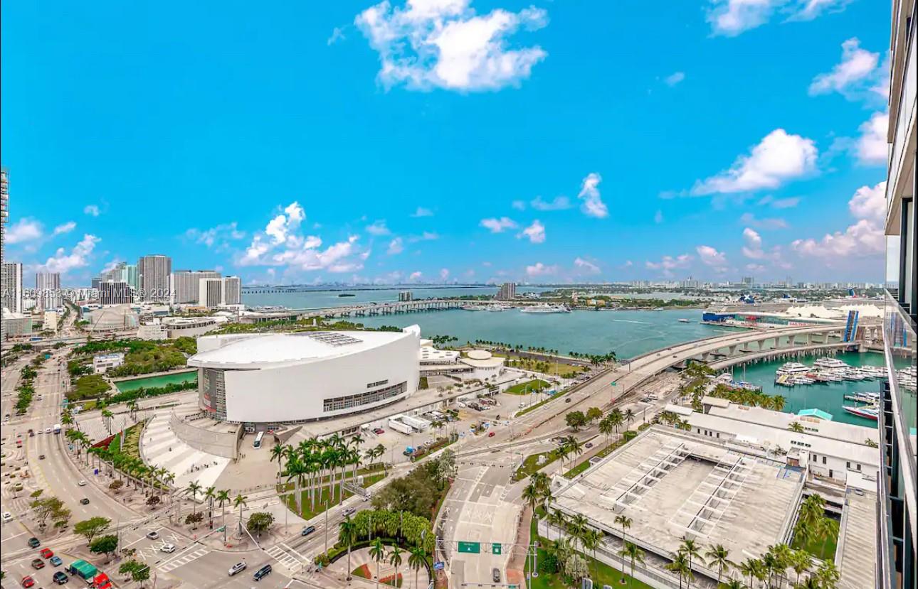 Welcome to your new home in the heart of Miami! This stunning fully furnished studio offers panoramic views of Biscayne Bay and is located in one of the city's most vibrant and central areas. Ideal for those seeking a modern and comfortable living experience with all amenities at your fingertips