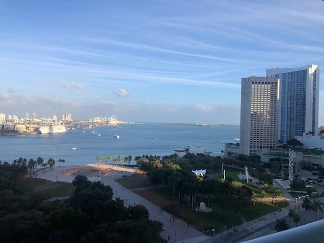 Breathtaking waterfront views of Biscayne Bay. Unit is open, spacious and bright. Split floor plan 2 bed 2 bath + den. Modern kitchen w/ stainless steel appliances and granite countertops. Building has amenities such as clubhouse, concierge, 24 hr security, fitness center w/separate pilates and yoga rooms, sauna & spa, huge pool and deck area with cabanas.