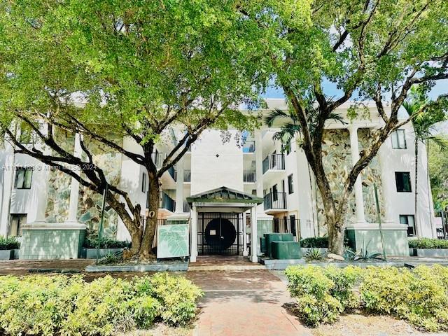 Located in the heart of Coconut Grove, this one bedroom condo with balcony was totally remodeled in 2021 with stainless appliances, Vinyl floors, new plumbing, new AC unit, and more ! 
Pet friendly, pool and laundry facilities. Past all required inspections (40-50 years certification) Special assessment paid in full. Buyer cannot rent for the first year.