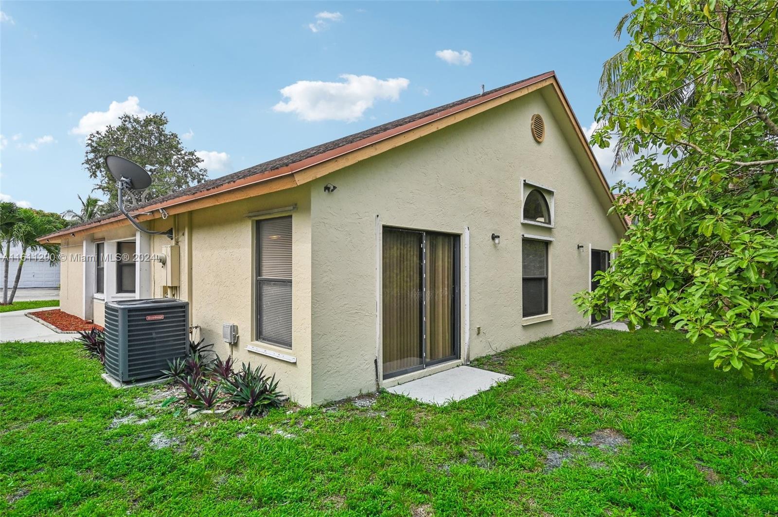 716 Holly St, North Lauderdale, Florida image 20