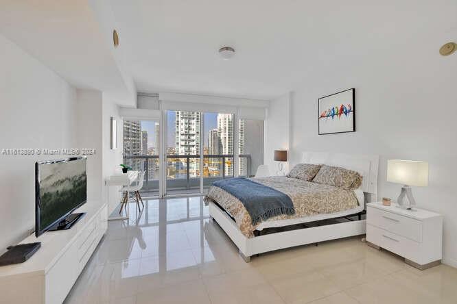 This is an ample studio with everything you need, walk-in closet and full kitchen with washer and dryer. 
Available for short term rental. Price $3,200 a month or $1,750 a week. 13% tax for short-term.Tenant must pay their own valet parking of $255 p/month. Iconbrickell is just steps from restaurants and shops. Building offers state of the art amenities, hot tub, Olympic size pool, spa and gym classes.
