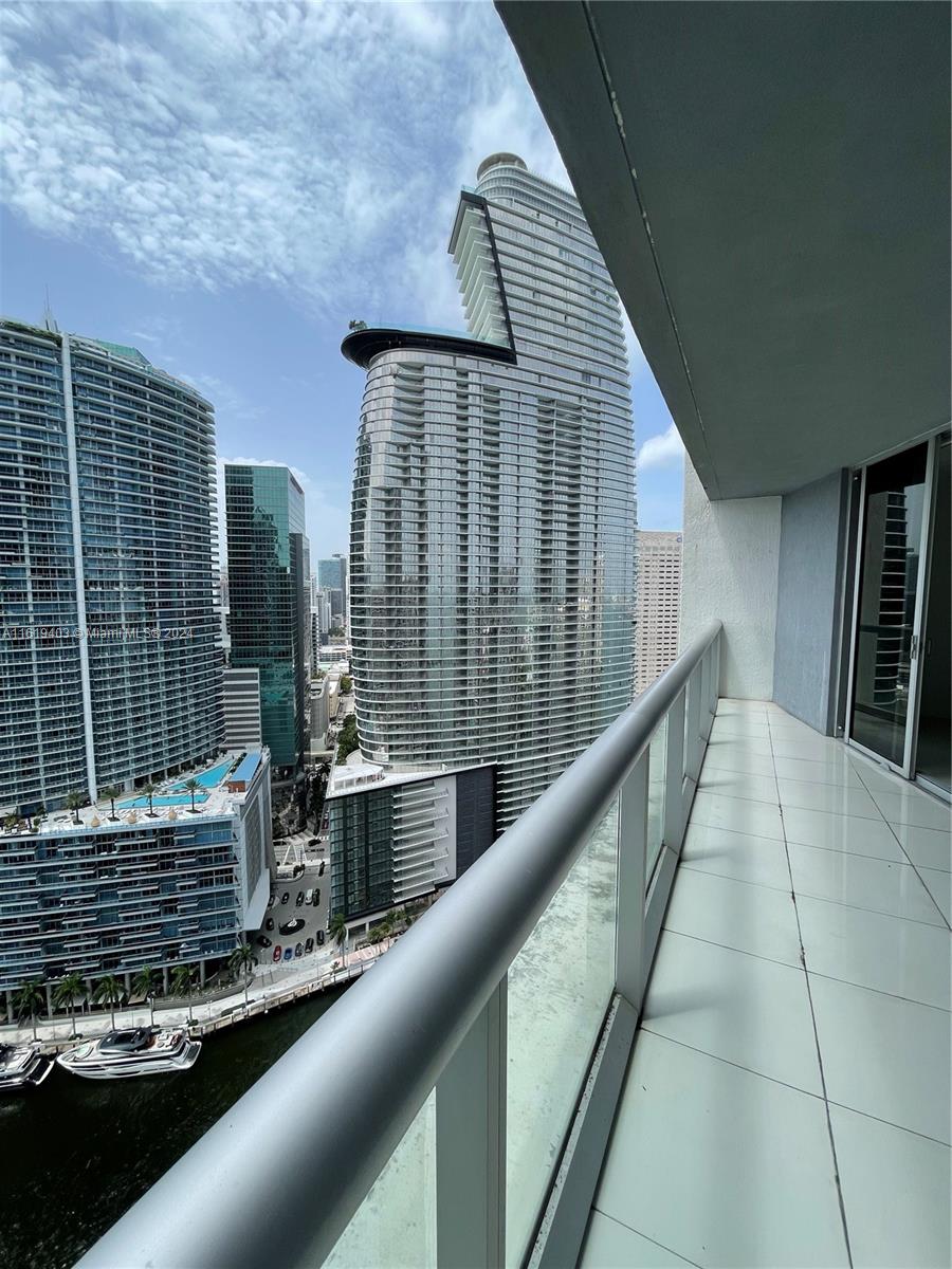 Icon Brickell Tower I Large 1 Bedroom , 1 Bath unit. Floor to ceiling windows,816 s/f . One assigned parking space included Beautiful skyline and river views !!!! 5 star luxury building!!! New Washer & Dryer !Basic cable, water and internet included in maintenance. Concierge, spa, gym, pool, recreation room and more!!! * Can be rented for 6 months.