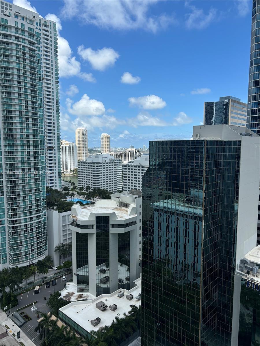 DON'T MISS THIS VERY WELL MAINTAINED 2 BEDROOM AND 2 AND A HALF BATHROOMS, APARTMENT IN THE HEART OF BRICKELL. IF INTERESTED, PLEASE PROVIDE GOOD RECOMMENDATION FROM PREVIOUS LANDLORD. EASY TO SHOW.