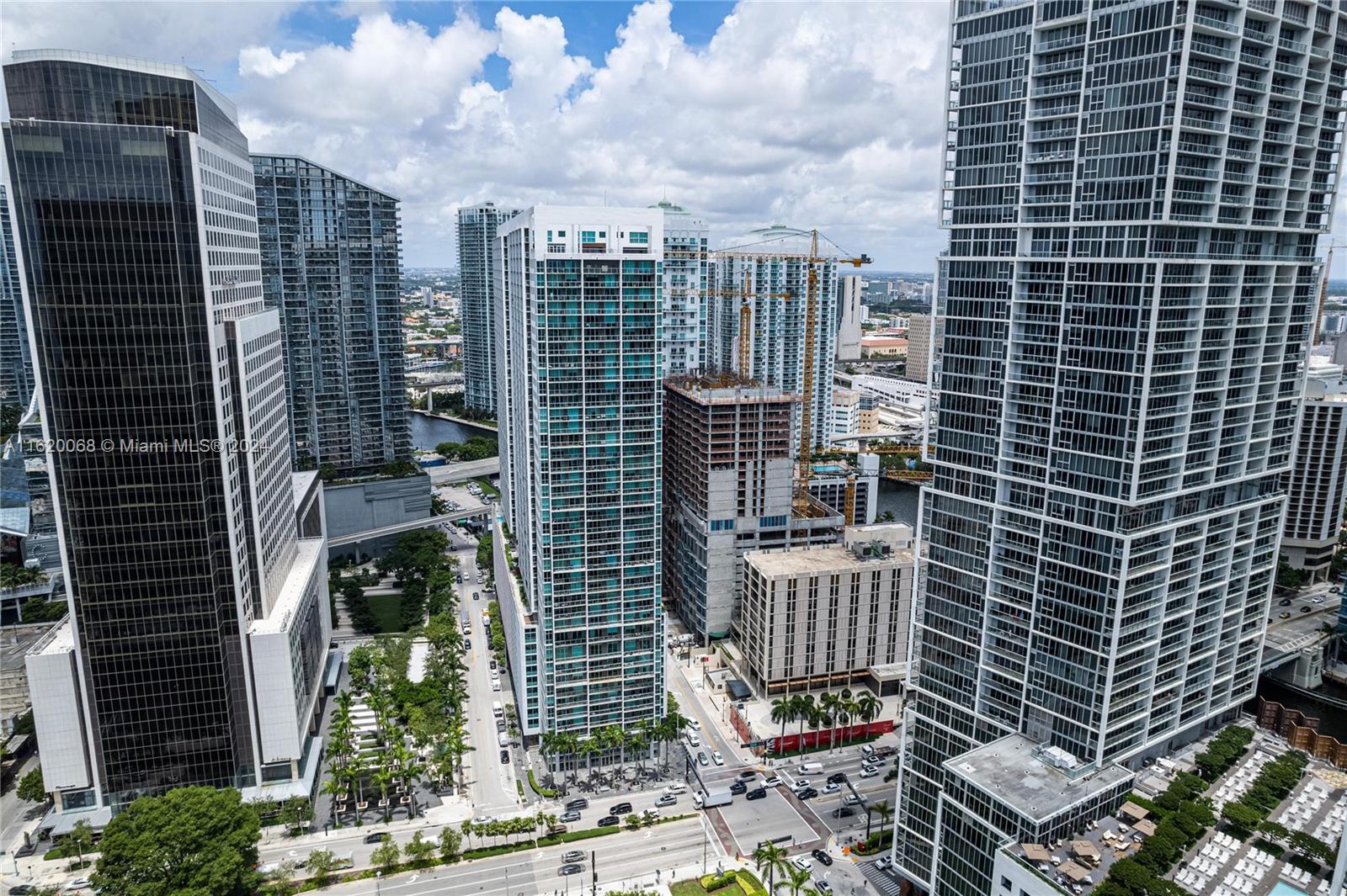 500 Brickell one bedroom / one bath with wide city views. 738 Sq Ft with carpeted floors thorough out, functional kitchen featuring "L" shape dinning area. Open balcony with access from living area and master suite. Tons of light!! Building offers roof top pool and bar and a second larger pool to enjoy. The gym is fully equipped and the party rooms offer kitchen facilities. Full service with concierge and valet. Location is non-parallel, close to all the action!