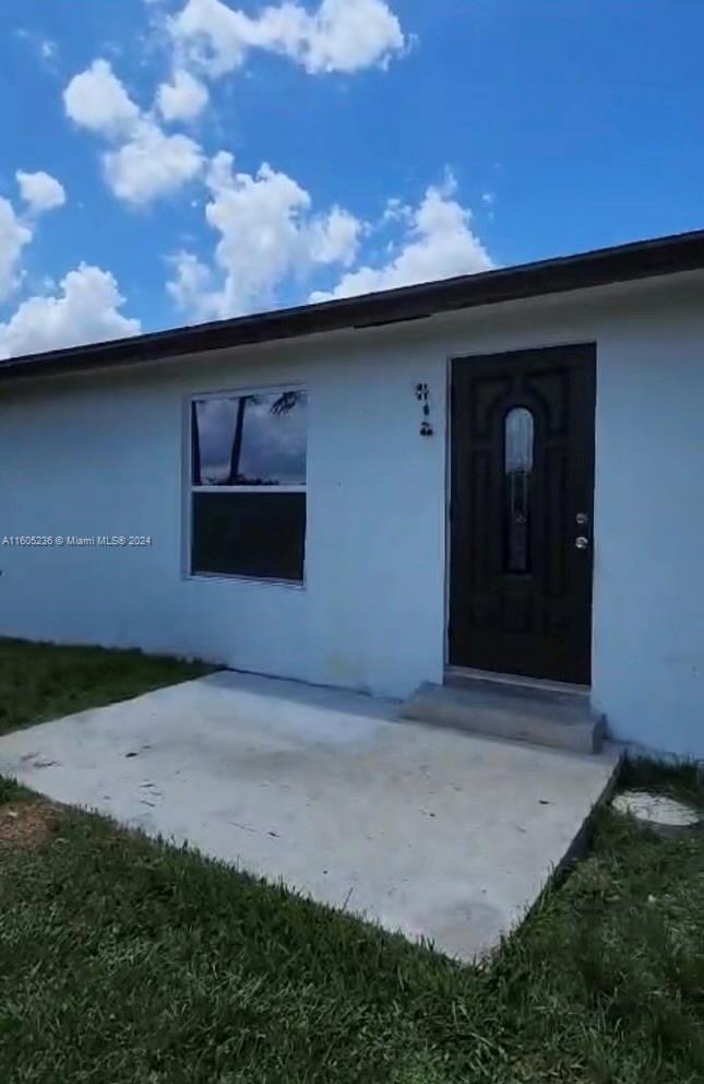 Remodeled 3 bedroom and 2 bathroom home. This property is in the heart of the Redlands and is only 5 minutes from Homestead Airport and 45 minutes from Miami International Airport. Also 15 minutes from Black Point Marina, Biscayne National Park and about 20 minutes away from Flamingo.