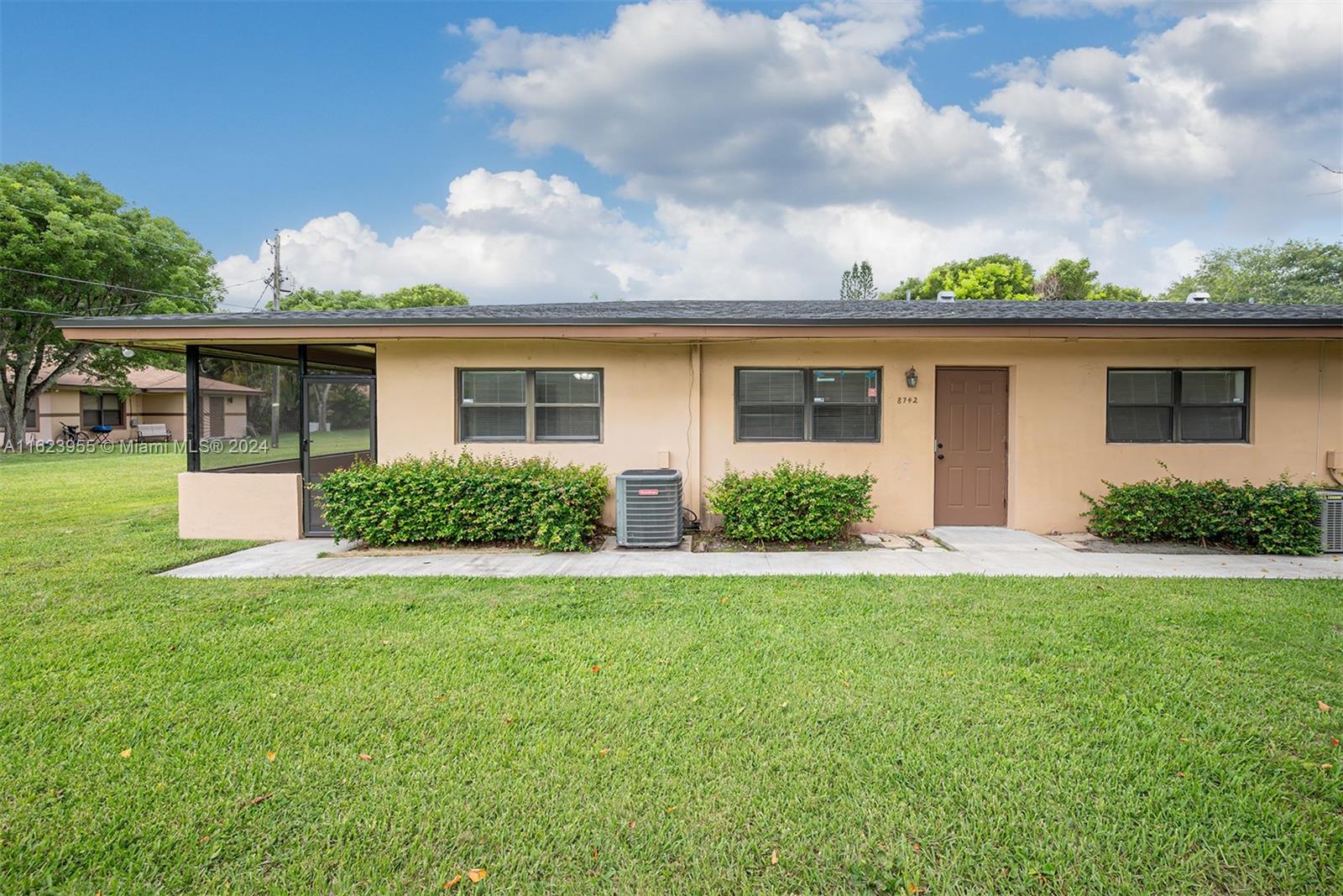 Cozy 2 bedroom 2 bathroom, 1 block away from US!, Close to shopping, Publix, restaurants, The Falls, Close to public transportation, and parking spot available in front of unit.